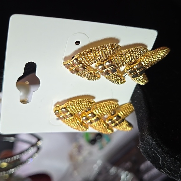 Elegant Gold tone  drop Earrings - Picture 16 of 16